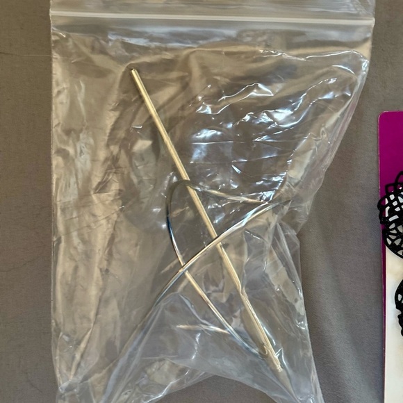 2/$15 - Assorted Hair Accessory Set - New - Picture 3 of 8